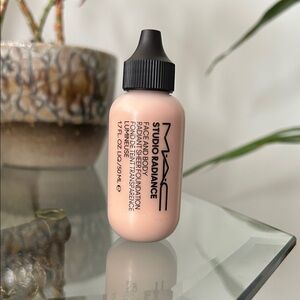 MAC Face & Body Radiant Sheer in W2